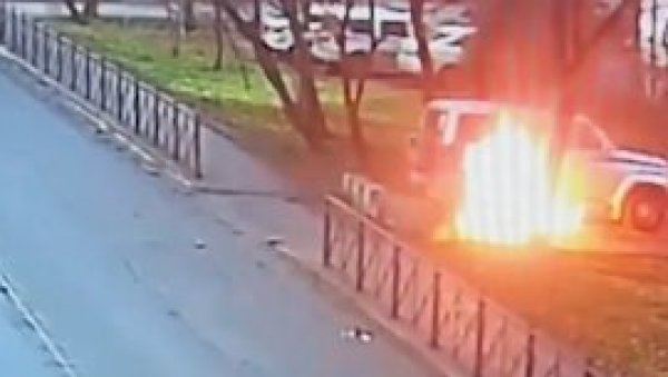 МЛАДИЋ ЗАПАЛИО ПОЛИЦИЈСКО ВОЗИЛО: Камере снимиле вандалски чин тинејџера (ВИДЕО)