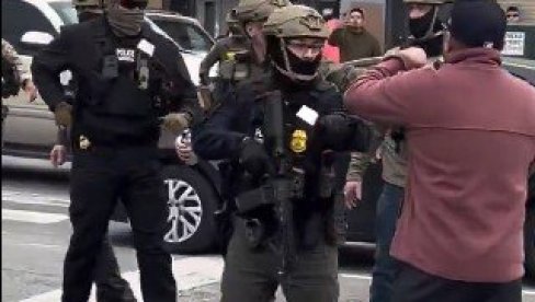 HAOS NA ULICAMA ČIKAGA: Pucano na federalne agente, građani napali vozila, a napadač u bekstvu (VIDEO)