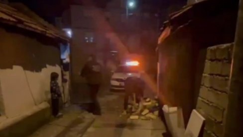 GANULI SRBIJU: Komunalci u Novom Pazaru naleteli na ulicu blokiranu drvima - umesto da kazne nanu, rešili su da joj pomognu