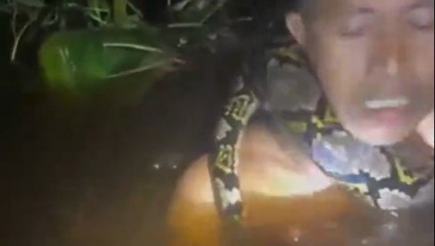 СТРАВИЧАН СНИМАК: Питон од шест метара му се обмотао око врата - повукао га у воду са чамца (ВИДЕО)