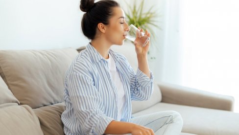 KOLIKO VODE TREBA DA PIJU ŽENE, A KOLIKO MUŠKARCI? Ovo su zvanične preporuke