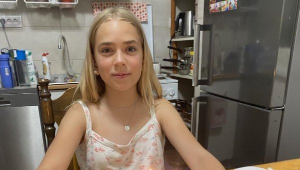 ЗА ЈЕЛЕНИНО ЛЕЧЕЊЕ ТРЕБА 76 МИЛИОНА: Тинејџерки из Београда потребна помоћ хуманих грађана како би се прикупила средства за терапије