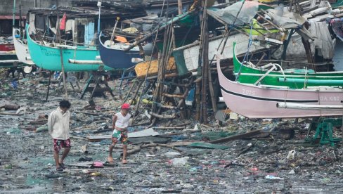 NAJMANJE OSAM OSOBA POGINULO, MEĐU NJIMA TROJE DECE: Fung-vong uništio Filipine, udari vetra do 230 kilometara na sat