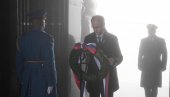 МАЦУТ ПОЛОЖИО ВЕНАЦ НА СПОМЕНИК НЕЗНАНОМ ЈУНАКУ: У Србији се обележава Дан примирја