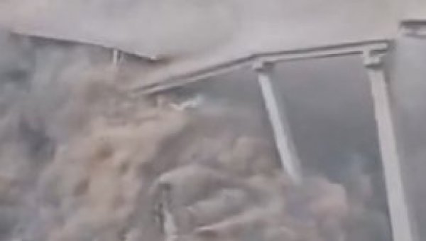 СРУШИО СЕ НОВООТВОРЕНИ МОСТ: Велике падавине изазвале пукотине, још се не зна има ли жртава после драме у Сечуану (ВИДЕО)