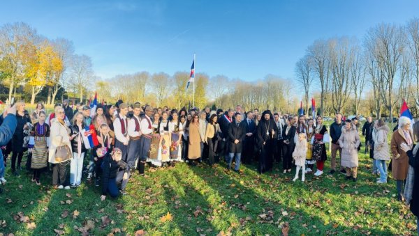 ПОМЕН СОЛУНЦИМА У ФРАНЦУСКОЈ: Одата почаст на Српском војничком гробљу у Паризу (ФОТО/ВИДЕО)