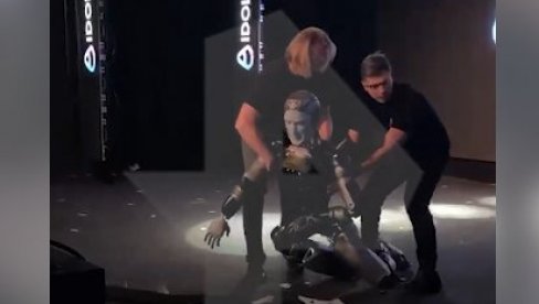 DIZALI GA KAO PIJANCA: Prvi ruski humanoidni robot pao tokom prezentacije (VIDEO)