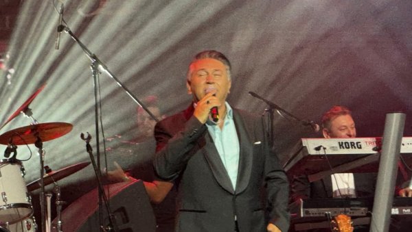 ЛЕГЕНДАРНИ ГЛАС РЕГИОНА У БЕОГРАДУ: Халид Муслимовић приредио вече пуно емоција, носталгије и антологијских хитова (ФОТО/ВИДЕО)