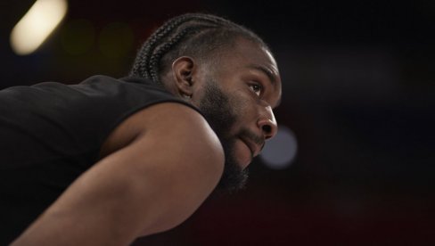 MUK U PIREJU: Evans se nakon godinu i po dana vratio na parket, pa se odmah ponovo povredio (VIDEO)