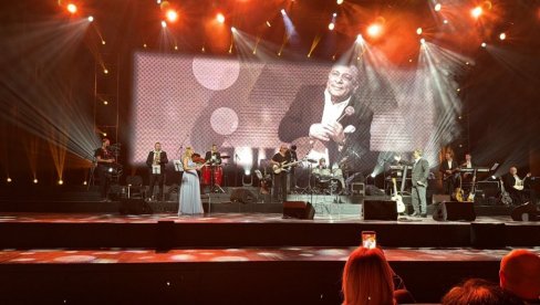 СЕЋАЊЕ НА ВЕЛИКАНЕ: Халид Муслимовић део концерта посветио пријатељима (ФОТО)