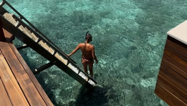 ТЕНИСКА СЕКС БОМБА! Арина Сабаленка грми у танга купаћем на Малдивима