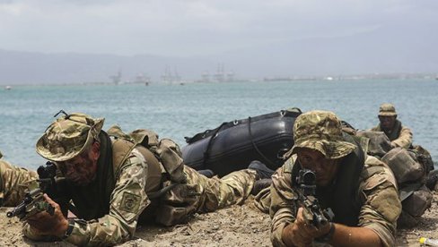 NA KORAK OD RUSIJE Vežbaju upade na brodove, natne platforme desante… Britanski marinci na obuci na Baltiku (VIDEO)