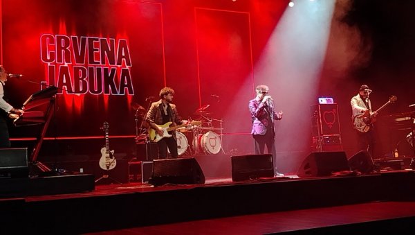 САМО ЉУБАВ 40 ГОДИНА: Црвена јабука одржала први од два концерта и запалила масу (ФОТО)