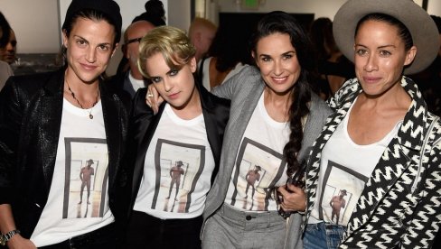 PRIČALO SE DA SU U VEZI I DA ZAJEDNO PODIŽU NJENO DETE: Demi Mur podelila fotografiju sa Srpkinjom koju su nazivali njenom tajnom devojkom