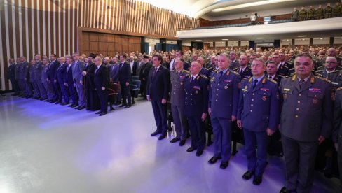 МИНИСТАР ГАШИЋ ПРИСУСТВОВАО ОБЕЛЕЖАВАЊУ ДАНА КОПНЕНЕ ВОЈСКЕ: Сви успеси које сте до сада постигли резултат су знања, искуства, усавршавања