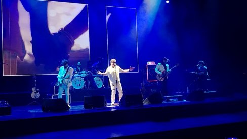 SVANUĆE ZORA BIJELA: Đeronimo specijalni gost na koncertu Crvene jabuke u Novom Sadu (FOTO)