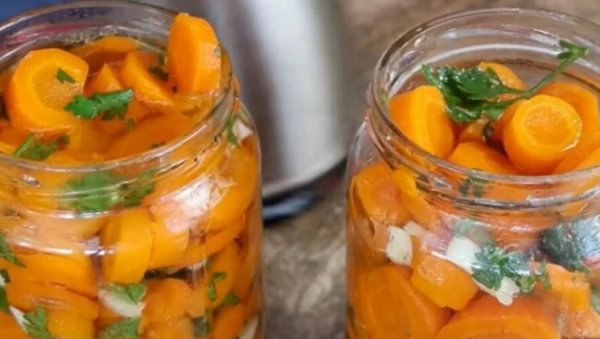 РЕЦЕПТ КОЈИ СЕ ПРЕНОСИ СА КОЛЕНА НА КОЛЕНО: Ову зимницу од белог лука и шаргарепе су правиле наше баке