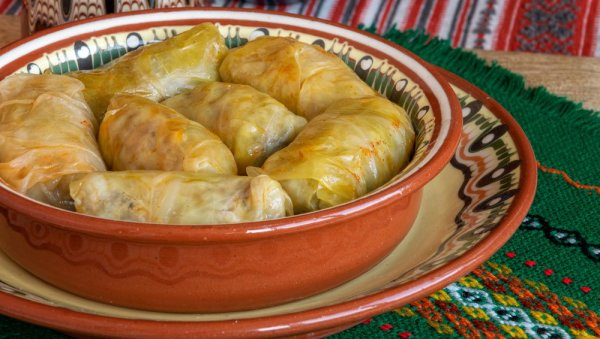 КАКО ДА ВАМ СЕ САРМА НЕ РАСПАДА ТОКОМ КУВАЊА: Тајни састојак по рецепту наших бака прави разлику и гарантује савршен укус