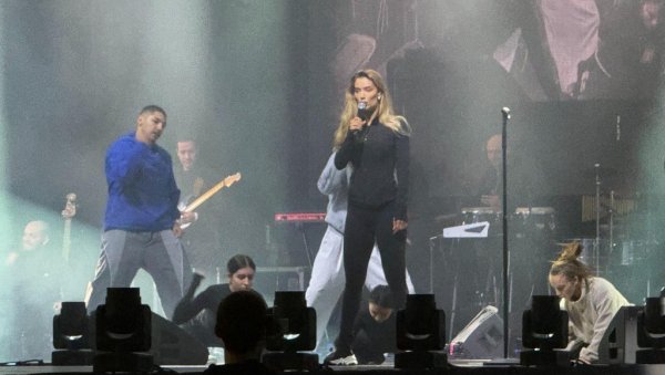 СВЕ ЈЕ СПРЕМНО ЗА ШОУ: Теа Таировић стигла у Скопље, у току је генерална проба (ФОТО)