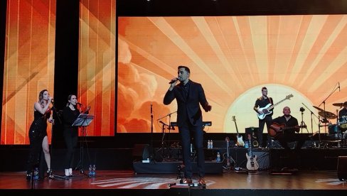 САМО ЗА ЊЕГА И У ЊЕГОВУ ЧАСТ: Мирза Селимовић део концерта посветио Халиду Бешлићу (ФОТО)