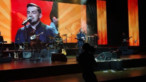 РАЗНЕЖИО ПУБЛИКУ: Мирза Селимовић одражао велики концерт, а на почетку се обратио емотивним речима (ФОТО)