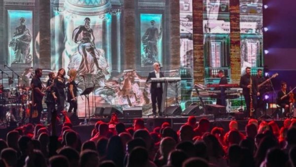 ЛОМ У НОВОМ САДУ: Саша Матић присутне распаметио музиком и песмом (ФОТО)