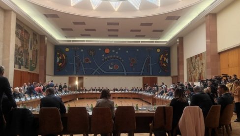 Vučić na sednici Vlade povodom situacije u NIS-u