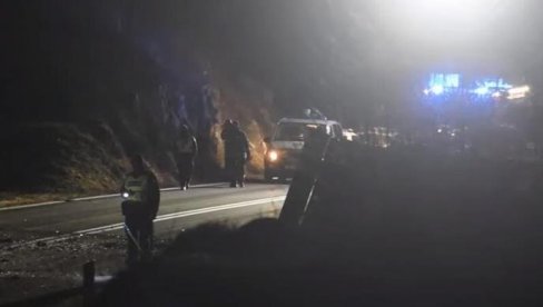 ТРИ ОСОБЕ ЗАРОБЉЕНЕ У СМРСКАНОМ АУТОМОБИЛУ: Тимови хитне медицинске помоћи и полиције извлачили повређе из оштећеног возила