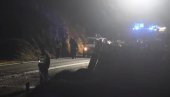 ТРИ ОСОБЕ ЗАРОБЉЕНЕ У СМРСКАНОМ АУТОМОБИЛУ: Тимови хитне медицинске помоћи и полиције извлачили повређе из оштећеног возила