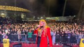 МИ ТЕ ВОЛИМО: Најмлађи фанови ганули Вики Миљковић након концерта у Димитровграду (ФОТО)