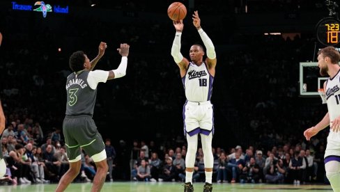 УЗАЛУД ПОКУШАВА: Вестбрук се труди, али питање је времена када ће га Јокић сустићи