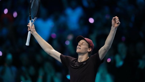 СИНЕР ДОБИО СПЕКТАКЛ У ТОРИНО: Италијан победио Алкараза у финалу Завршног мастерса