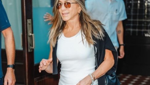 DŽENIFER ANISTON ZAPOČELA NEKI NOVI ŽIVOT OD KADA SE ZALJUBILA: Skinula se, pa krenuli komentari