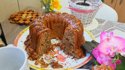 КУГЛОФ СА КАРАМЕЛОМ И ОРАСИМА: Једноставан рецепт за многима омиљену посластицу (ВИДЕО)