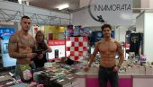 ШОК НА САЈМУ КЊИГА У ЗАГРЕБУ: Голи мушкарци на штанду - огласио се издавач, откривено да је све масло АИ (ФОТО)