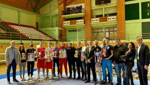 SRPSKI TAJSON BEZ PREMCA! On je osvojio 68. Zlatnu rukavicu! Boks je opet oduševio Srbiju