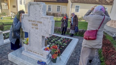 НЕБРОЈЕНА ЧУДА ДОГАЂАЈУ СЕ НА ГРОБУ ПАТРИЈАРХА ПАВЛА Теолог Драган Радојчин о чудесним светињама Српске православне цркве (ВИДЕО)