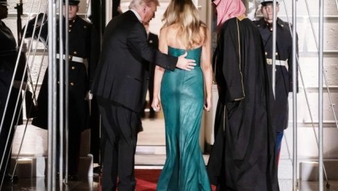 ДАНАС СВИ ПРИЧАЈУ О НЕВЕРОВАТНОЈ ХАЉИНИ МЕЛАНИЈЕ ТРАМП: Припијена уз тело и без бретела, а боја...