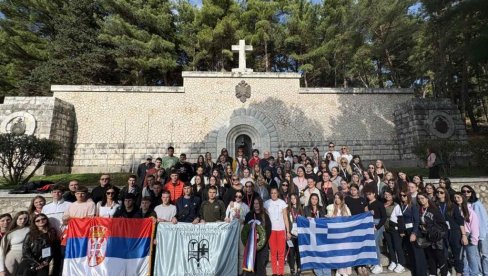 ŽIVI DUH SEĆANJA: Učenici vrnjačke UTŠ u Mauzoleju srpskim ratnicima na Vidu