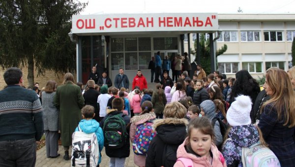 КАКО СЕ ЕВАКУИСАТИ У СЛУЧАЈУ ПОЖАРА: Црвени крст Деспотовац организовао у школи симулациону вежбу