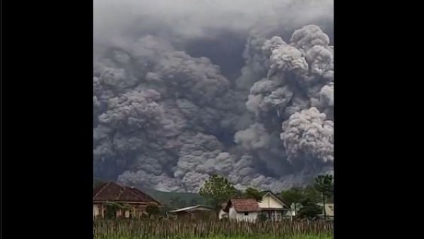 ВУЛКАН ИЗБАЦИО ПЕПЕО ШЕСТ КИЛОМЕТАРА УВИС: Ниво узбуне у Индонезији подигнут на највиши (ВИДЕО)