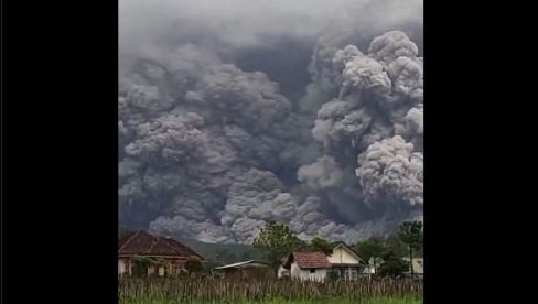 ВУЛКАН ИЗБАЦИО ПЕПЕО ШЕСТ КИЛОМЕТАРА УВИС: Ниво узбуне у Индонезији подигнут на највиши (ВИДЕО)