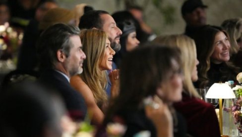 НАПОКОН У ЈАВНОСТИ: Џенифер Анистон и Џим Куртис уживали на једном догађају, његове речи су јој натерале сузе на очи