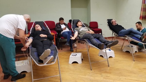 МАТУРАНТИ ОСОКОЛИЛИ: Акција добровољног давалаштва крви краљевчких средњошколаца