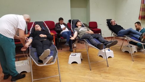 MATURANTI OSOKOLILI: Akcija dobrovoljnog davalaštva krvi kraljevčkih srednjoškolaca