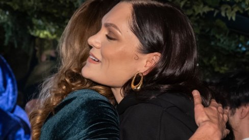 ЦЕЛА ПЛАНЕТА БРУЈИ О ЗАГРЉАЈУ КЕЈТ МИДЛТОН И ЏЕСИ ЏЕЈ: Доживеле исту судбину, ни краљевски протокол није могао ово да спречи! (ФОТО)