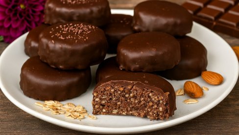 КОЛАЧИЋИ СА УРМАМА И ОРАСИМА: Рецепт за здраву посластицу