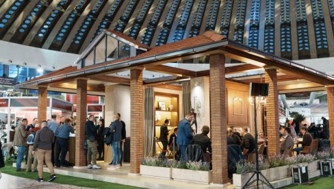 РЕНОМИРАНА ВИНСКА КУЋА ИЗ НОВОГ СЛАНКАМЕНА НА САЈМУ WINE VISION ПРОМОВИСАЋЕ НОВУ ВИНСКУ ЕТИКЕТУ: Нови „трофеј“ Атељеа вина „Шапат“