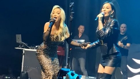 ЦЕЦИНА СПЕЦИЈАЛНА ГОШЋА: Маја Беровић запевала са фолк звездом на концерту (ФОТО)