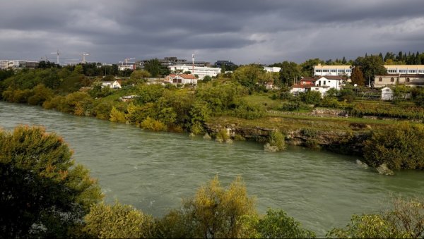 ПЕТАР ИВАНОВИЋ СПАСИО ЖЕНУ ИЗ НАБУЈАЛЕ МОРАЧЕ: Случајно пролазио мостом када је скочила